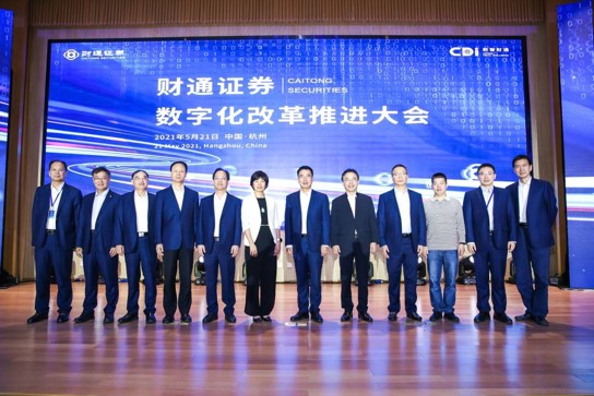 在现代社会中，我们无时不刻不处于高科技的数字化浪潮之中，这其中尤其值得一提的是我们日常使用到的POS机。POS机，即销售点终端机，是零售企业的重要工具，用于处理各种交易，如购物、取款、转账等。然而，随着科技的发展，安全问题也日益受到人们的关注，特别是在密码输入这一环节。那么，当我们在使用POS机输入密码时，应该如何确保安全呢？下面，我们将从pos机符号密码怎么输入这个角度出发，深入讨论相关的安全措施和实用建议。