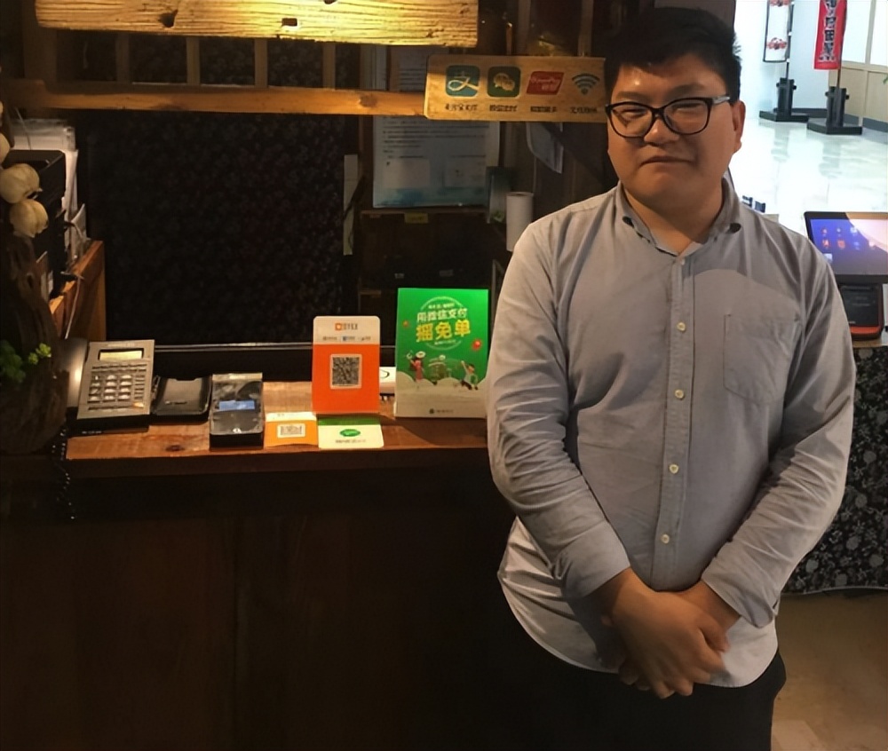 随着科技的发展和人们生活节奏的加快，越来越多的商家开始使用POS机进行收银。尤其是在餐饮、零售等实体行业，POS机已经成为了必不可少的设备。那么，如何为公司申请一台银行POS机呢？本文将从以下几个方面为您详细介绍，