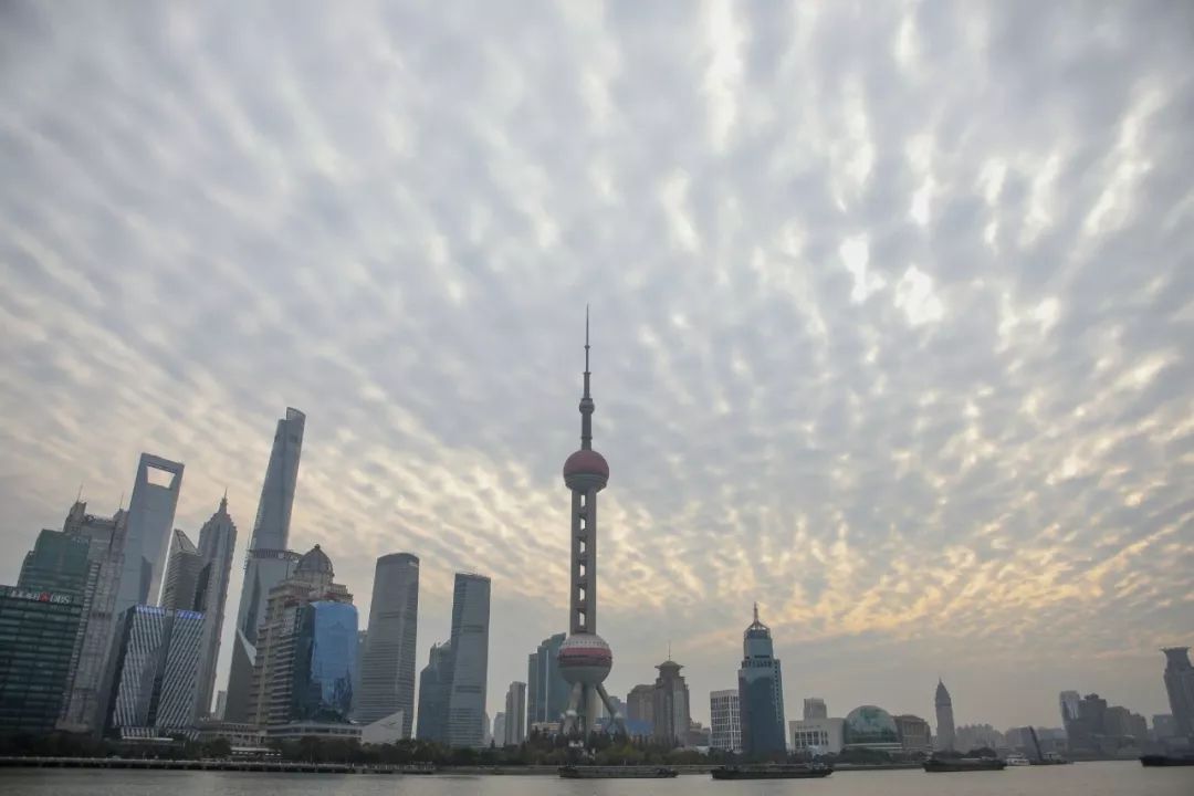 随着社会的进步和发展，我们现在所处的经济社会日趋现代化和便捷化，像银行卡这样的金融产品越来越受到大众的关注和认可，不仅仅用于各种购买和服务付款，甚至有了通过自己的移动手持设备就能进行支付的移动支付方式。然而，即使在这样的时代，POS机依然是我们生活中不可或缺的一部分，尤其是在各种商业交易中。然而，有时候我们可能会遇到这样的问题，“POS机刷钱怎么还不到？”
