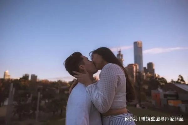 老婆出軌別人手機短信通話聊天记录 老婆出轨手机短信通话记录揭秘，案例分析与深度剖析