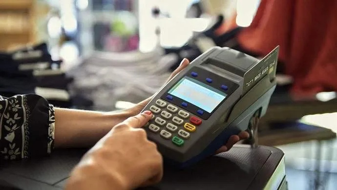 卖POS机的店铺能否申请信用卡？